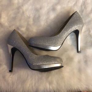 🔥5th Ave stunning, sexy silver glitter high heels. With trim . Very sexy
